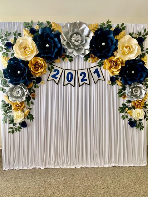 Notice Board Decoration, Farewell Party Decorations, Farewell Decorations, Giant Flowers Diy, Graduation Flowers, Graduation Party Diy, Paper Flower Decor, Love Balloon, Door Decorations Classroom