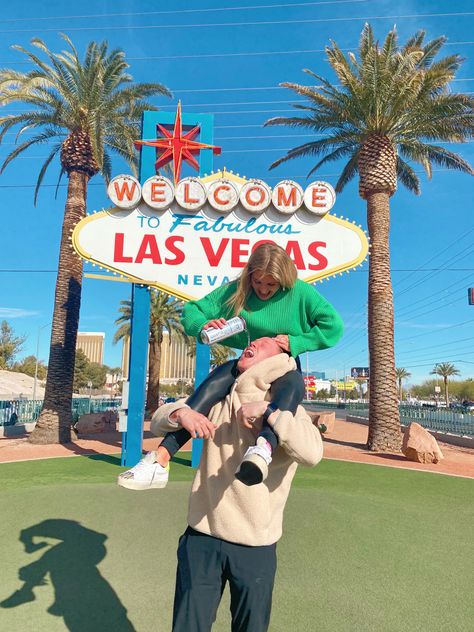 Vegas With Boyfriend, Las Vegas Friends Aesthetic, Las Vegas Aesthetic Pictures, Las Vegas Couple Pictures, Color Cordinate Outfit Couple, Las Vegas Strip Aesthetic, Las Vegas Sign Picture Ideas, Las Vegas Aesthetic Outfit, Vegas With Friends