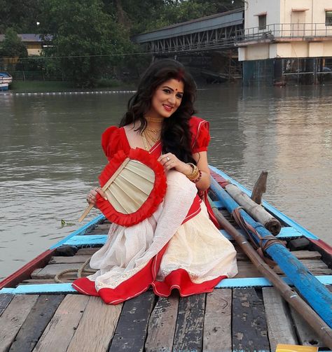 Bengali Traditional Look, Bengali Blouse, Bengali Sari, Bengali Aesthetic, Pori Moni, Bengali Culture, Saree Drape, Bengali Saree, Indian Colours