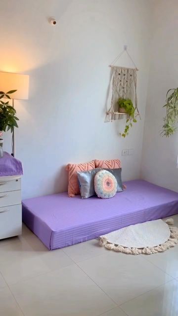 Floor Beds Aesthetic, Rent Room Decor, Bed On Floor Ideas Boho, Bed On Floor Ideas Small Room, Small Room Arrangement, Hostel Room Ideas, Floor Bed Ideas For Adults, Room Decor Hostel, Small Bedroom Arrangement