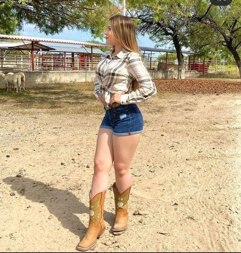 Shorts And Cowboy Boots Outfit, Takuachita Outfits, Outfit Vaquero, Country Jeans, Cute Cowgirl Outfits, Western Dresses For Women, Cowgirl Style Outfits, Cowgirl Look