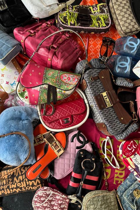 a pile of designer handbags and accessories Mode Gossip Girl, Vintage Designer Handbags, Fashion Purses, Vintage Designer Bags, Handbags Vintage, Luxury Bags Collection, Aesthetic Bags, Fashionable Accessories, Louis Vuitton Gucci