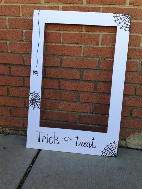 Diy Backdrop Halloween, Halloween Decorations Photo Backdrop, Halloween Party Backdrop Diy, Halloween Diy Photo Backdrop, Halloween Selfie Frame, Halloween Picture Wall Party, Photo Wall Halloween, Halloween Picture Backdrop Diy, Halloween Photo Wall Ideas