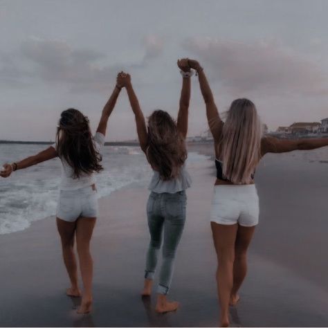 Three Best Friends Aesthetic, Bff Backgrounds For 2 Aesthetic, Cute Friend Poses, Beach Aesthetics, Photos Bff, 3 Best Friends, Three Best Friends, Summer Picture Poses, Best Friend Poses