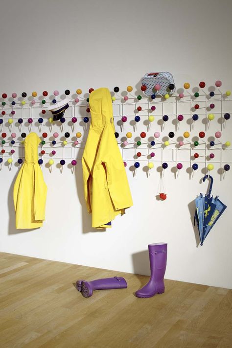 Colourful order with Vitra's Hang it all by Charles & Ray Eames, 1953    VitraHaus, March 2013  Photographer: Lorenz Cugini  © Vitra @Vitra Furniture Furniture Vitra Hang It All, Vitra Furniture, Hang It All, Tapestry Hanger, Oakland Hills, Ron Arad, Modern Coat Rack, Massimo Vignelli, Norman Foster