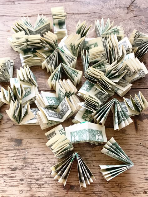 Easy Money Origami, Money Lei Diy, Graduation Leis Diy, Pom Pom Tutorial, Money Necklace, Graduation Money Lei, Money Leis, Candy Lei, Graduation Money Gifts