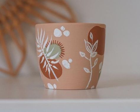 Clay Plant, Clay Plant Pots, Ceramic Cafe, Cactus Plant Pots, Plant Pot Design, Diy Pottery Painting, Flower Pot Art, Painted Terracotta, Plant Pot Diy