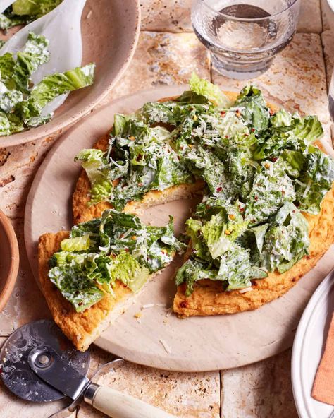 Viral Chicken Crust Caesar Salad Pizza - Kalejunkie Caesar Salad Chicken, Granola Dessert, Caesar Salad Pizza, Tuscan White Bean Soup, Chicken Crust, Tuscan White Bean, Greek Chicken Marinade, Salad Pizza, Chicken Crust Pizza