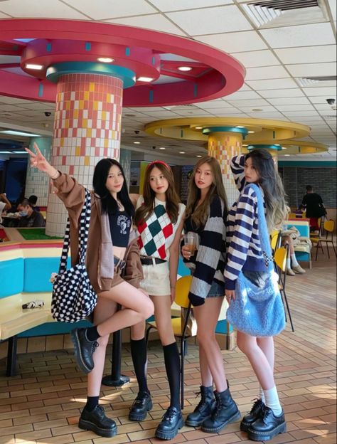 bestie best friend ootd outfit ideas Bestie 4 Girl, Group Photo Poses, Korean Best Friends, Clueless Outfits, Best Friend Outfits, Bff Photoshoot Poses, 4 Girls, Bff Photoshoot, Best Friends Aesthetic