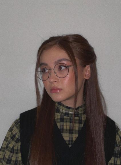 Makeup Looks For People With Glasses, Xo Kitty Hair, Hair Styles For People With Glasses, Anna Cathcart Aesthetic, Hairstyles For People With Glasses, Xo Kitty Series, Xo Kitty Outfits, Xo Kitty, Cat Wearing Glasses Aesthetic