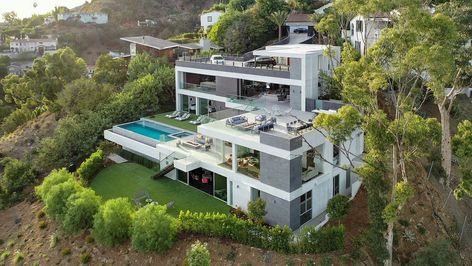 Los Tilos Residence, Hollywood Hills by Whipple Russell Architects Mansion Hillside, Modern Family Mansion, Modern House Names, Hollywood Hills Mansion, Family Mansion, Upside Down House, Fireplace Seating, Hollywood Hills Homes, Hills Resort