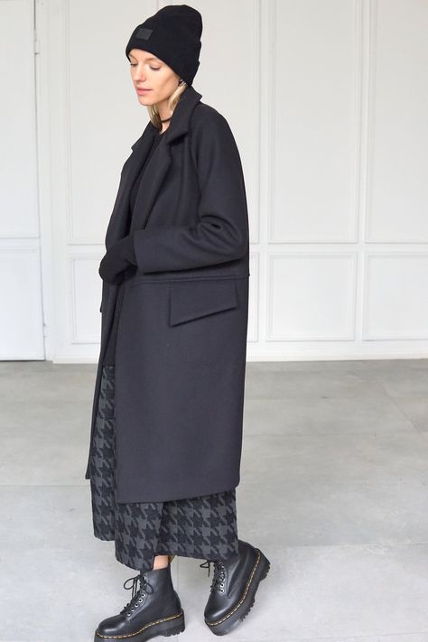 Oversized Black Wool Coat For Fall, Black Oversized Wool Coat, Italian Winter Fashion, Black Oversized Long Wool Coat, Chic Black Single-breasted Wool Coat, Black Full-length Winter Outerwear, Wool Coat Black, Long Winter Jacket, Mantel Outfit