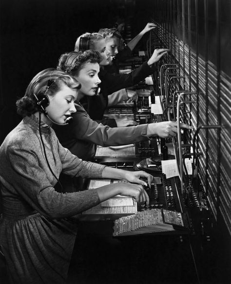 Following the invention of the telephone in 1876, the first telephones were rented in pairs which were limited to conversation between the p... Telephone Operator, Old English Words, Museum Outfit, Pc Photo, Vintage Foto's, Odd Jobs, Surfer Girls, Photo Vintage, Photos Vintage