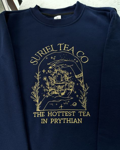 Showing some Suriel Tea merch we have on our shop 🧵💕🫶🏼📚 #acotar #acotarseries #acotarbrasil #acourtofthornsandroses #acomaf #acosf #acowar #sjmtrans #sjmbooks #fantasyreaders #fantasyreads #acotarinspired #feyreandrhysand #feyredarling #feyrearcheron #acotarmerch #bookmerchandise #bookmerch #bookishshop Suriel Tea, Fantasy Reads, Feyre And Rhysand, Tea Company, Tea Companies, Hot Tea, Tea, Tattoos, Books