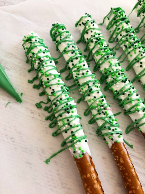 Festive St. Patrick's Day White and Green Chocolate Covered Pretzels Green Chocolate Covered Pretzels, Chocolate Covered Pretzels Rods, Pretzels Christmas, Chocolate Covered Pretzels Recipe, St Patrick's Day Appetizers, St Patricks Food, St Patrick Day Snacks, Christmas Pretzels, St Patrick Day Treats