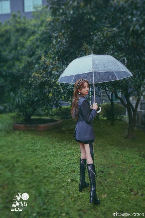 Umbrella Photoshoot Ideas, Photoshoot With Umbrella, Poses With Umbrella, Umbrella Photoshoot, Chen Zhuoxuan, Rocket Girl, Bon Bon, Cute Poses, Insta Photo Ideas