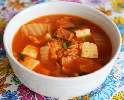 kimchi soup Kimchi Soup Recipe, Vegetarian Kimchi, Maangchi Recipes, Korean Food Kimchi, Kimchi Soup, Soup Recipe Ideas, Chicken Soup Recipes Homemade, Chicken Soup Recipes Easy, Fermented Kimchi