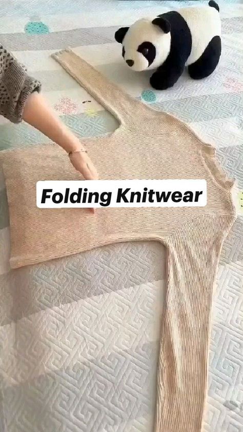 Knitwear folding made easy: Step-by-step tutorial for neat and tidy storage! How To Fold Sweaters, Fold Clothes, Bulky Sweaters, Diy Clothes Hacks, Packing Hacks Clothes, Shirt Folding, How To Fold Towels, Folding Laundry, Packing Clothes