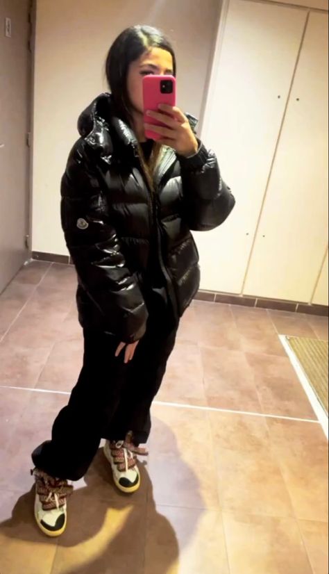 Moncler Outfit Women, Moncler Maya Outfit, Moncler Jacket Outfit, Moncler Jacket Women Outfit, Puffer Jacket Aesthetic, Moncler Jacket Women, Cold Outfit, Outfits Nyc, Puffer Jacket Outfit