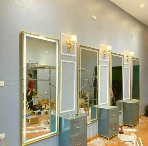 Saloon Mirror Design Ideas, Salon Interior Design Ideas Furniture, Parlour Design Ideas, Saloon Interiors Ideas, Beauty Parlour Design, Parlour Interior Design Beauty, Salon Mirror Ideas, Beauty Parlour Interior Design, Parlour Interior Design