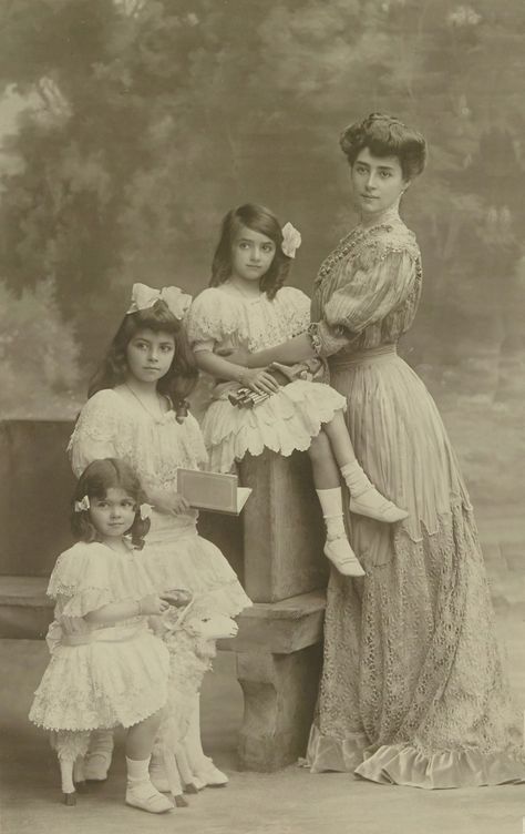 L'ancienne cour Vintage Children Photos, Three Girls, Victorian Photos, Old Photography, Old Photographs, Edwardian Era, Vintage Portraits, Antique Photos, Vintage Pictures