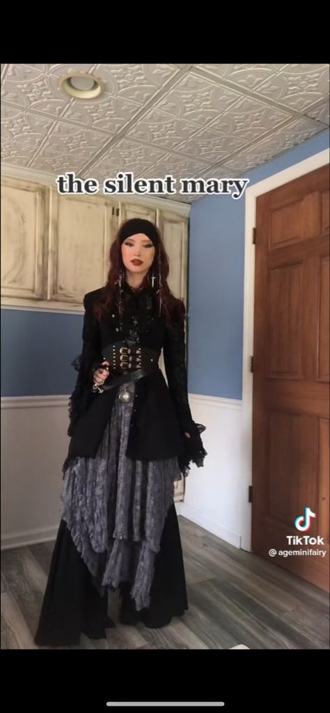 Elisabeth Swan, Pirate Vibes, Pirate Core, Fair Costume, Medieval Girl, Pjo Dr, Medieval Outfit, Caribbean Outfits, Ren Faire Outfits