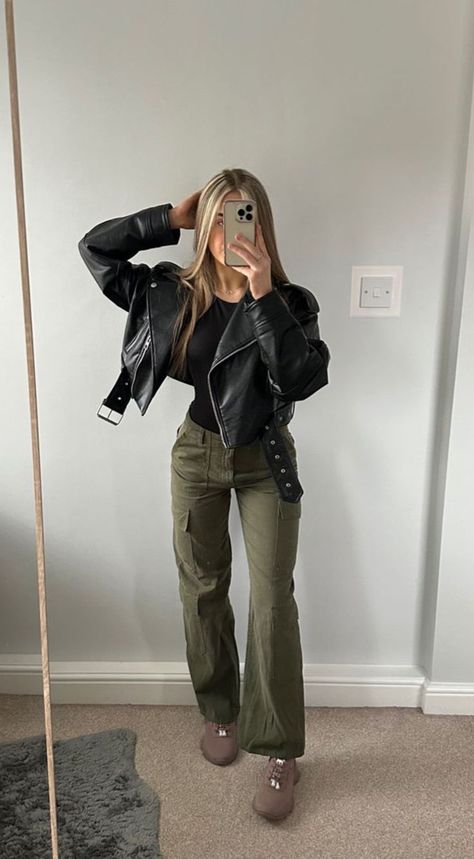 Types Of Leather Jackets, Beige Leather Jacket Outfit, Style Green Cargo Pants, Biker Jacket Outfit Women, Green Leather Jacket Outfit, Zara Biker Jacket, Biker Jacket Outfit, Lederhosen Outfit, Black Leather Jacket Outfit