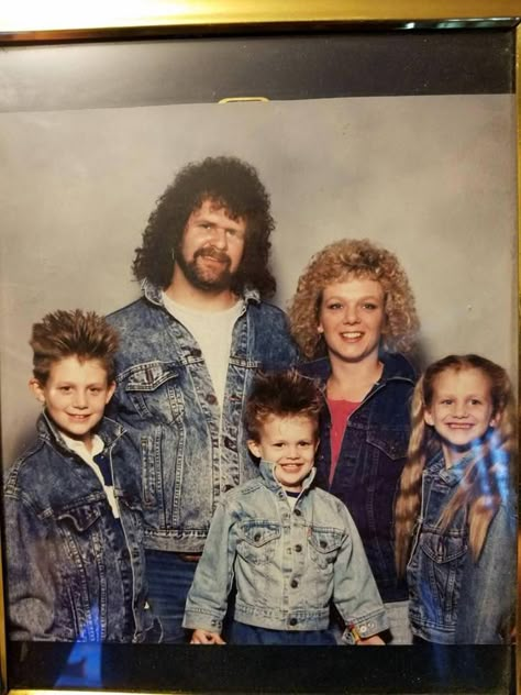 Inspired by others I saw so I though I'd share my early 90's family photo Awkward 80s Photoshoot, Akward Family Photos, Awkward Family Photos Christmas, Funny Family Portraits, 80s Photoshoot, Awkward Family Pictures, Awkward Family Portraits, Bad Family Photos, Epic Fail Pictures