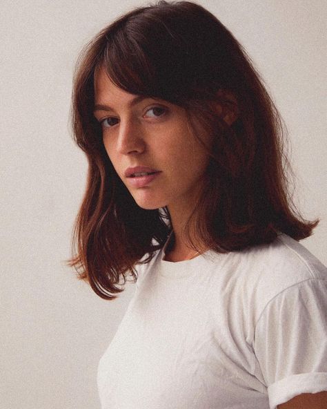 Medium Thinning Hairstyles, Straight Across Bangs Hairstyles, French Fringe Short Hair, Short Hair Straight With Bangs, Pretty Bangs Hairstyles, Dakota Johnson Short Hair Bangs, Medium Length Haircut Fringe, Long French Bob Shoulder Length, French Girl Bangs Medium Hair