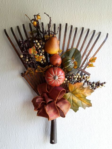 Rake Wreath, Rake Decor, Tool Crafts, Recycled Planters, Fall Yard Decor, Pinecone Crafts Kids, Amazing Food Decoration, Fall Flower Arrangements, Home Floral Arrangements