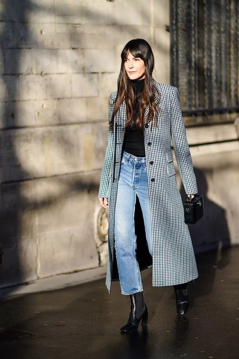 Las cinco claves de estilo de la parisina de la que todos hablan (y no es Jeanne Damas) Coat Outfit Casual, Jeanne Damas, Moda Paris, Mode Casual, Elegante Casual, Looks Street Style, Coat Outfits, Looks Chic, Fall Winter Style