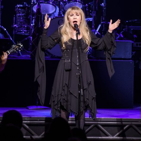 Stevie Nicks Makeup Inspiration, Rock Star Costume Ideas, Rock Star Costume Women, Stevie Nicks Halloween Costume, Rockstar Costume Women, Stevie Nicks Concert Outfit Ideas, Stevie Nicks Concert Outfit, Concert Outfit Ideas For Men, Stevie Nicks Outfits Inspiration