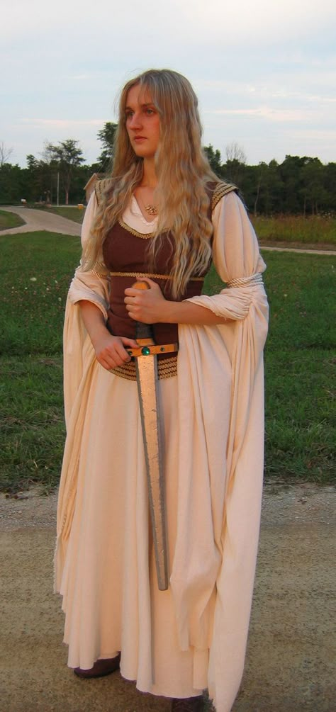 Eowyn (LotR) cosplay http://threeringcinema.deviantart.com/gallery/?catpath=%2F&q=eowyn Middle Earth Cosplay, Eowyn Outfit, Eowyn Costume Diy, Lotr Cosplay Female, Mideaval Outfits, Eowyn Costume, Eowyn Cosplay, Eowyn Shieldmaiden, Eowyn Lotr