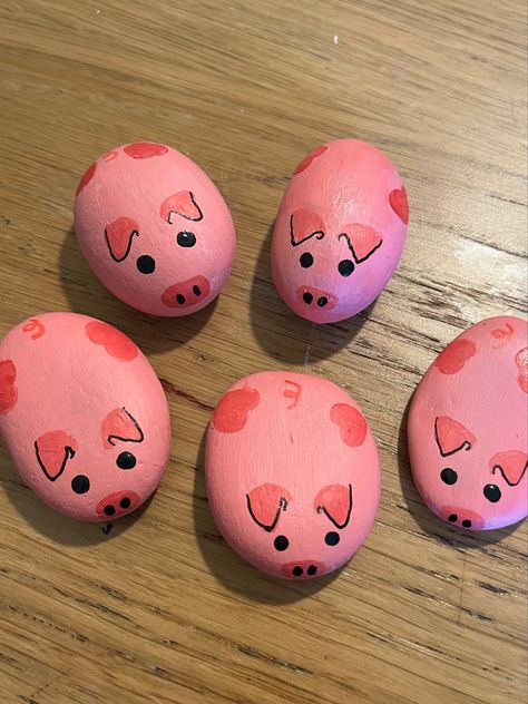 Oval stones painted with pink paint and cute piggy faces and ears. Painted Pebbles Ideas Rock Art, Rock Painting Ideas Small Rocks, Rock Ideas Painting, Things To Draw On A Rock, Long Rock Painting Ideas, Sanrio Rock Painting, Cute Rock Ideas, Stuff To Paint On Rocks, Paint Rocks Ideas Easy