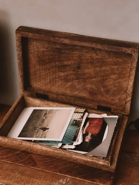 Box Of Memories Aesthetic, Memory Box Aesthetic, Photo Album Aesthetic, Memory Box Ideas Diy, Boxes Aesthetic, Box Of Memories, Ephemera Storage, Box Of Photos, Box Aesthetic