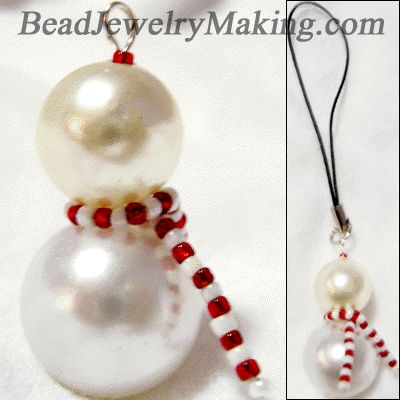 DIY Beaded Snowman.  This would be so cute... (Only with wooden beads instead of pearls).  And a fabric scrap scarf... Decorate them to make a necklace, keychain or ornament. Beaded Snowman, Snowman Diy, Navidad Diy, Beaded Christmas Ornaments, Christmas Bead, Snowman Crafts, Beaded Ornaments, Holiday Jewelry, Winter Crafts