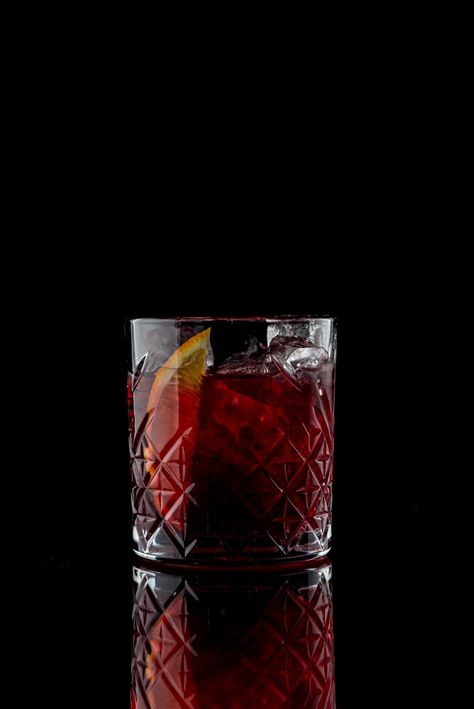 Negroni Wallpaper, Food On Black Background, Black Cocktail Drink, Foto Cocktail, Pisco Drinks, Cocktail Background, Cocktail Wallpaper, Cocktail Pictures, Casino Jackpot