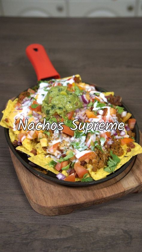 Nachos supreme al estilo de la Misi. Ingredientes: tortillas, carne molida, queso oaxaca, tocineta, salsa de queso, cebolla morada, tomate, cilantro, guacamole, crema agria. | La Misi en la Cocina | Guacamole Crema, Nachos Supreme, Tortillas, Nachos, Guacamole, Cilantro