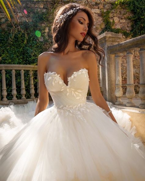 Dovita | This immaculate princess wedding dress features a beautiful draped bodice adorned with delicate beaded lace with a spectacular tier ruffle skirt and dreamy long train. Sweetheart Neck Wedding Dress, Puffy Wedding Dresses, Bridal Gowns Vintage, Ruffle Wedding Dress, Tulle Ball Gown, Wedding Dresses Strapless, Bride Gowns, Glamorous Wedding, Quince Dresses