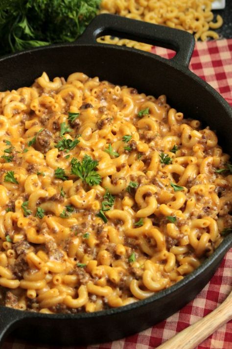 Cheeseburger Macaroni Skillet, Hamburger Skillet, Macaroni Beef, Skillet Pasta Recipes, Cheeseburger Macaroni, Homemade Cheeseburgers, Cheeseburger Pasta, Easy Skillet Meals, Roasted Garlic Chicken