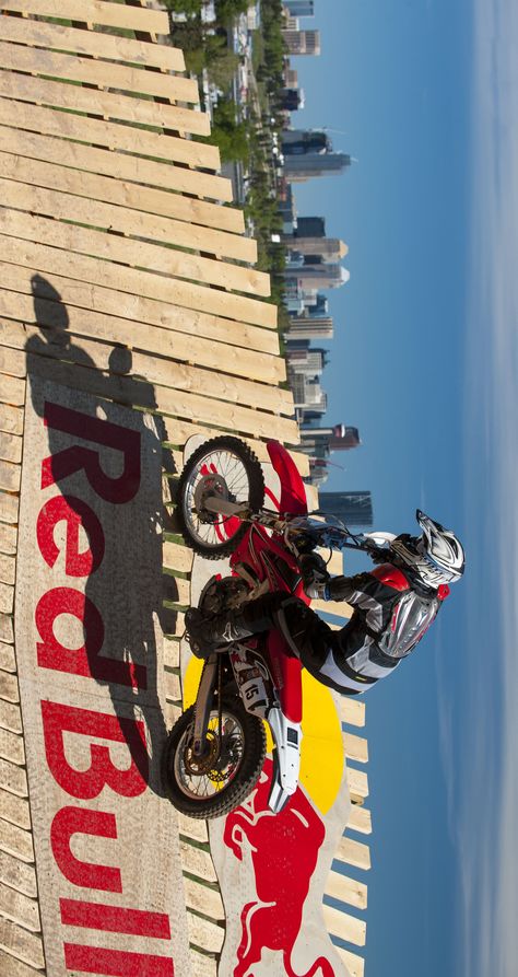 Urban enduro. #redbull Redbull Extreme Sports, Redbull F1, Cycling Events, Bull Art, Trick Shots, Bustling City, Retro Advertising, Bad Dog, Millionaire Mindset