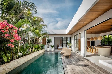 Kleiner Pool Design, Bali Style Home, Modern Villas, Bali House, Bali Vacation, Canggu Bali, Casa Country, Tropical House, King Bedroom