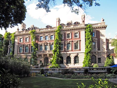 The Carnegie Mansion, now the Cooper-Hewitt National Design Museum. Nyc Mansions, New York Mansion, Vanderbilt Mansions, Mansion Exterior, Andrew Carnegie, Big Building, Old Mansions, Architecture Model Making, Gilded Age