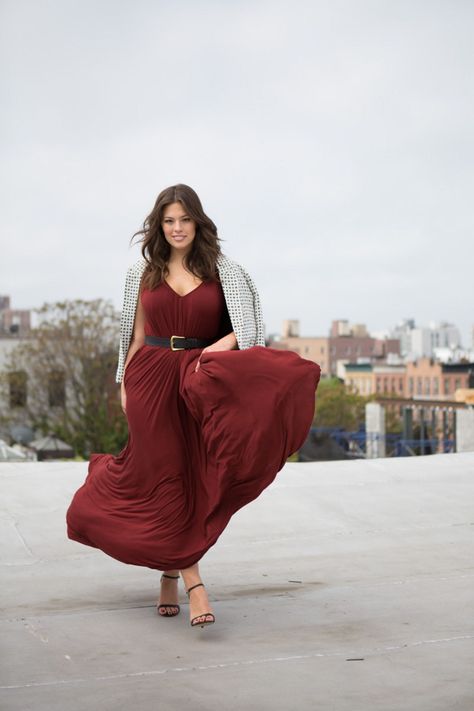 Got Curves? Try These Styling Tips From Model Ashley Graham Side Parting, Side Swept, Shirred Dress, Ashley Graham, Swimsuits For All, Plus Size Kleidung, Colorblock Dress, Mode Inspiration, Curvy Fashion