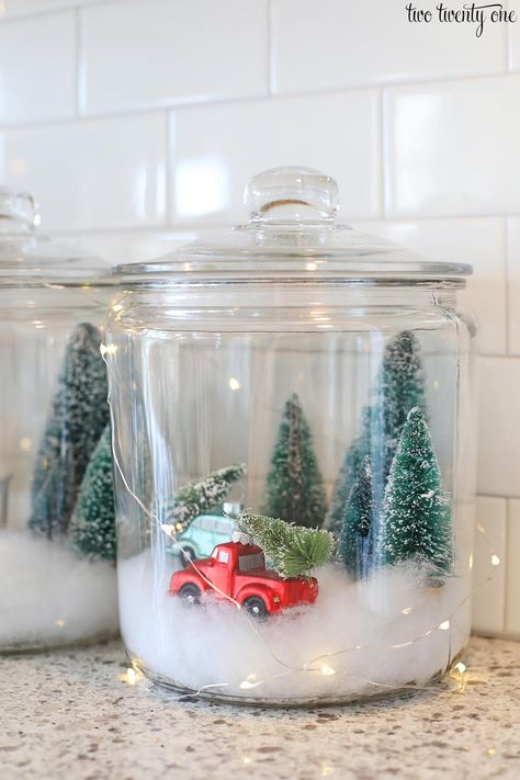 Large Jar Christmas Decorating Ideas, Christmas Diy Glass Jars, Snow Scene In Glass Jar, Christmas Scene In Glass Jars, Glass Containers Decoration Christmas, Christmas Scene In A Jar, Glass Jar Decorating Ideas Christmas, Christmas Glass Jars Decorations, Christmas Diy Crafts Decoration