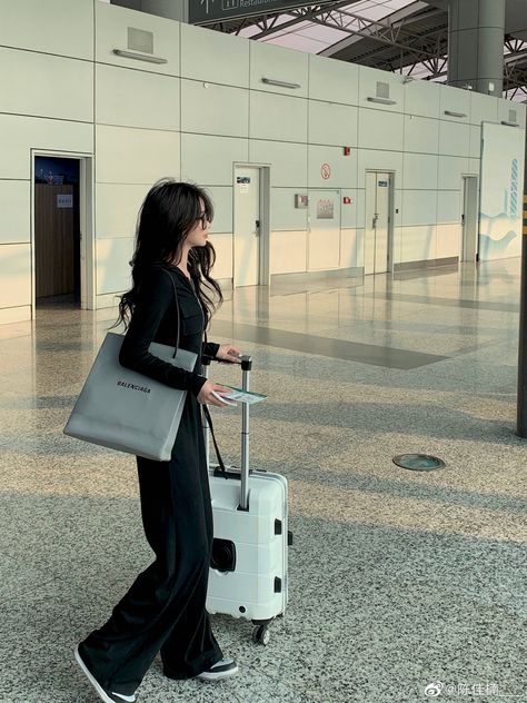 Airport Outfit Summer, Airport Pictures, Airport Aesthetic, Airport Fits, Travel Picture Ideas, Travel Pictures Poses, 사진 촬영 포즈, 가을 패션, Airport Style