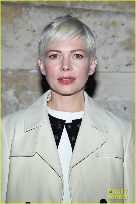 Michelle Williams, Emma Stone & Sienna Miller Step Out for Louis Vuitton Paris Fashion Show! Scandi Blonde, Michelle Williams Pixie, Michelle Williams Hair, Camilla Luddington, Short Dark Hair, Long Pixie Cuts, Hair Icon, Michelle Williams, Maisie Williams