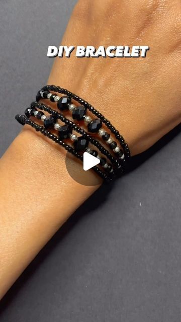 Glass Beaded Bracelets Diy, Wire Jewelry Patterns Bracelets, Wrap Bracelet Ideas, Memory Wire Bracelets Ideas, How To Make Bracelets With Beads, Memory Wire Bracelets Tutorial, Memory Wire Bracelets Diy, Wire Bracelets Diy, Wire Bracelet Tutorial