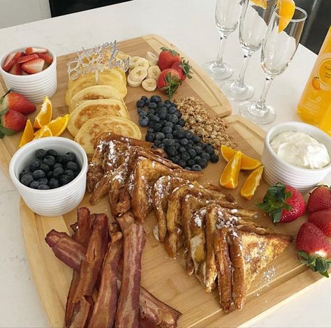 Breakfast Ideas For My Husband, Breakfast Suprise Ideas, Brunch Surprise Party, Breakfast Boyfriend Surprise, Birthday Breakfast Ideas For Wife, 50th Birthday Breakfast Ideas, Birthday Morning Breakfast Ideas, Boyfriend Birthday Breakfast, Birthday Breakfast Recipes