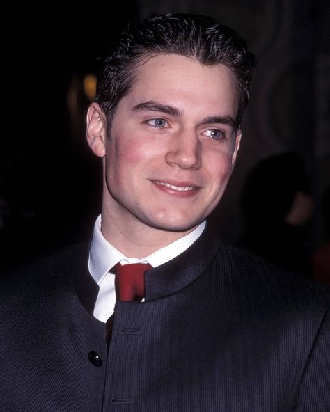 Young Henry Cavill, Young Henrys, Big Nose Beauty, Henry Cavill, Tom Cruise, Favorite Celebrities, Superman, Anime Boy, Hair Cuts